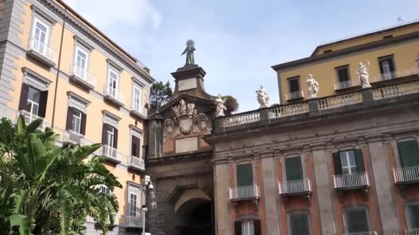 Ворота Порт Альба Площади Данте Неаполе Италия — стоковое видео