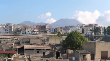 Napoli, İtalya yakınlarındaki Vezüv Dağı ve Herculaneum Antik Roma Harabeleri