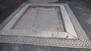 Impluvium - bir Antik Roma Yağmur Su Havzası - Herculaneum, Napoli, İtalya 'daki İki Yüzüncü Ev' in Atriyumunda