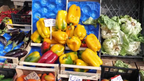 Gelbe Und Rote Paprika Auf Einem Italienischen Marktstand Neapel — Stockvideo