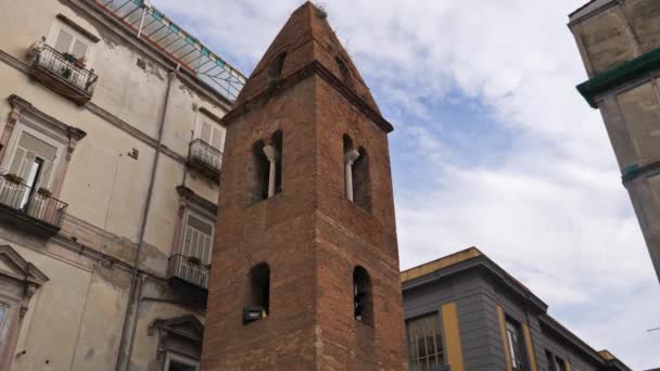 Románská Věž Zvonu Červených Cihel Nebo Zvonice Římskokatolické Církve Santa — Stock video