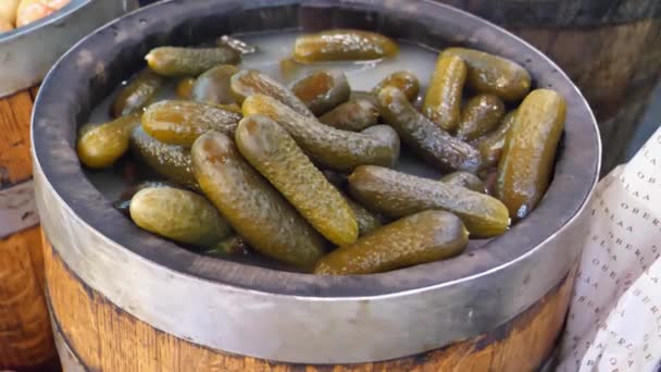 Gherkins Conservados Pepino Sal Barril Madeira Tradicional — Vídeo de Stock