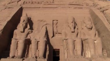 Abu Simbel Büyük Tapınak Cephesi Mısır 'da Ramses II Heykeli ile