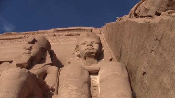 Abu Simbel Colossus Ramesses Low Angle Shot Facade Great Temple — Stock Video