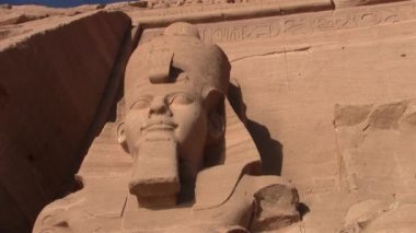 Abu Simbel - Ramses II 'nin Heykeli, Büyük Tapınak cephesinde düşük açılı çekim.