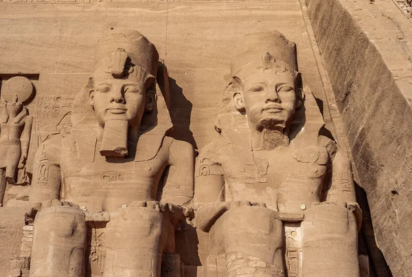 Abu Simbel - Two Statues of Ramesses II on the Great Temple — Stock Photo, Image