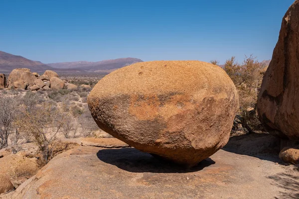 Erongo Dağlarında Dengeli Kaya, Namibya