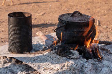 Himba Şöminesi - Kara Kazan ve Teneke Kamp Ateşi