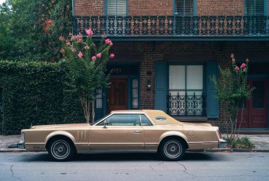 Lincoln Mark V 1970 'lerin arabası Şık Güney Kasabası Hous' a park edilmiş.