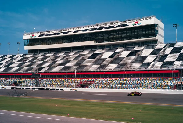 Daytona International Speedway Tribune z samochodem wyścigowym — Zdjęcie stockowe