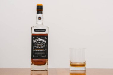 Jack Daniels Sinatra Tennessee Whiskey ve Tumbler Glas 'ı seçin