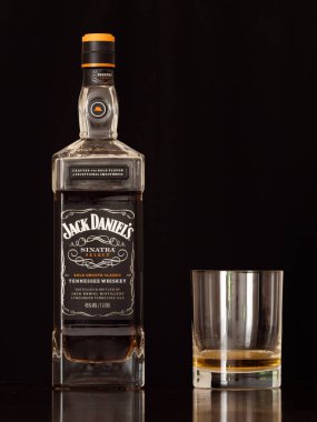 Jack Daniels Sinatra Tennessee Whiskey ve Tumbler Glas 'ı seçin