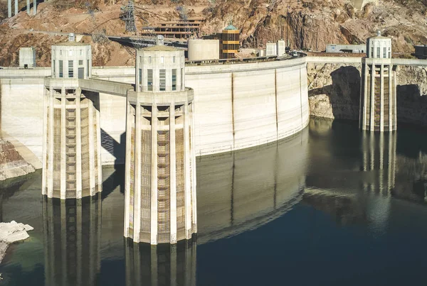 Hoover Dam em Nevada com Penstock Towers — Fotografia de Stock