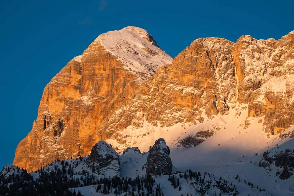 Pico de Tofana di Rozes em Cortina d 'Ampezzo no inverno na madrugada — Fotografia de Stock