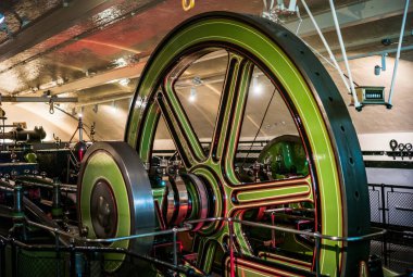 Londra, İngiltere, Birleşik Krallık - 24 Mayıs 2016: Victorian Tower Bridge Buhar Odası İçişleri. 19. yüzyıl teknolojisi Tower Köprüsü 'nün içinde..
