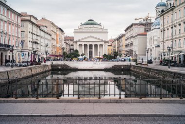 Trieste, İtalya - 14 Ocak 2015: Trieste Büyük Kanalı ve Sant 'Antonio Taumaturgo Kilisesi veya Sant' Antonio Nuovo Kuzey İtalya.