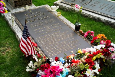 Memphis, Tennessee, ABD - 21 Temmuz 2009: Graceland 'deki Elvis Presley Mezarı Çiçekler ve Bayrak ile süslendi.