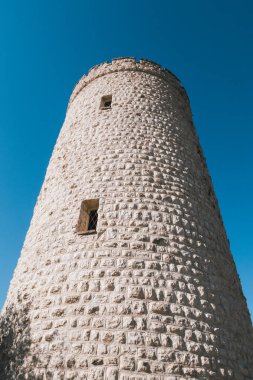 Eski, Okaukuejo 'daki yuvarlak Alman Su Kulesi, Etosha Ulusal Parkı, Namibya, Schutztruppe tarafından inşa edilmiş.