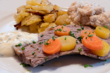 Geleneksel Chives Sosu, Viyana Patatesi, Ekmek Yabanturpu ve Havuçlu Viyana usulü Biftek Şekerlemesi