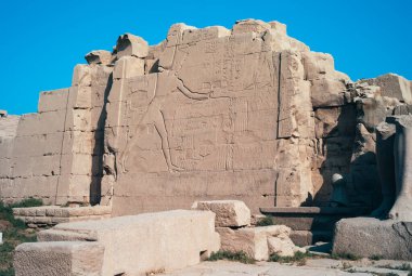 Firavun Thutmose III 'ün Baas-Relief' i Megiddo Muharebesi 'nde Kenan Düşmanları' nı vurup öldürdü. Karnak Tapınağı, Lüksemburg, Mısır 'daki Yedinci Sütun' da