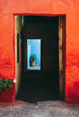 Santa Catalina de Siena Manastırı 'ndaki Renkli Turuncu ve Mavi Duvarlı Giriş Kapısı, Arequipa, Peru