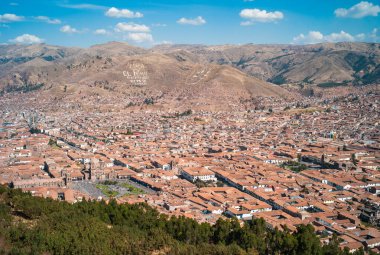 Cuzco, Peru 'nun Cityscape' i, Armas Meydanı ve İsa Cemiyeti Kilisesi ile birlikte yukarıdaki Koloni Eski Kasabasının Merkezi..