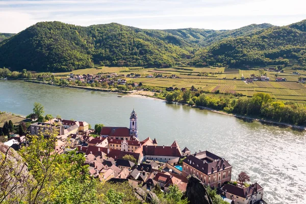 Vaçu Vadisi 'ndeki Durnstein Kasabası' nda Manastır Kilisesi 'nin Mavi ve Beyaz Kulesi ve Tuna Nehri' nin yukarısında.