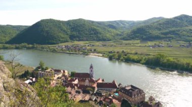 Wachau Vadisi 'ndeki Durnstein Kasabası' nda Manastır Kilisesi 'nin Mavi ve Beyaz Kulesi' ne zum yap ve Tuna Nehri 'nin yukarısından