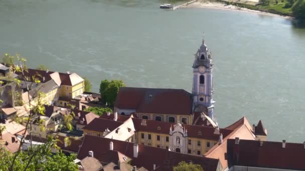 Durnstein Miasto Dolinie Wachau Niebiesko Białą Wieżą Kościoła Opactwa Zoom — Wideo stockowe