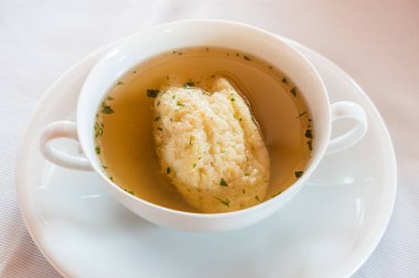 Semolina Dumpling Çorbası, Maydanozlu Biftek Çorbası Beyaz Bouillon Kupası, Avusturya ve Viyana mutfağı spesiyali