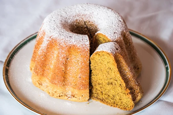 Kuerbiskernoel Gugelhupf, Avusturya tatlısı olan zarif bir tabakta balkabağı tohumu yağıyla yapılan bir Styrian Bundt Pastası.