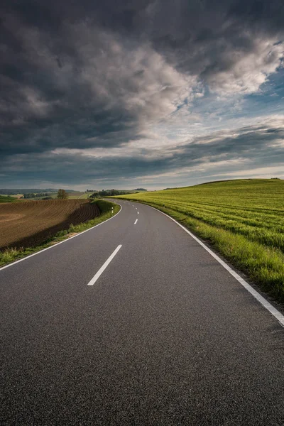 Viaje Por Carretera Con Cielo Dramático Destino Desconocido —  Fotos de Stock