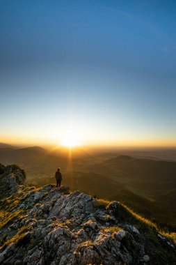 Dağlarda güzel bir gün Zirveye tırmanırken