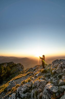 Dağlarda güzel bir gün Zirveye tırmanırken