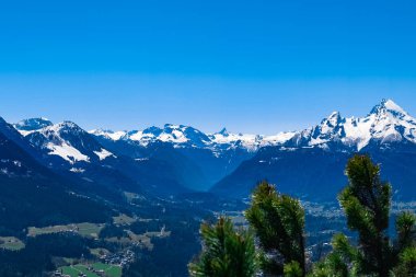 Dağlar ve güneşli hava bulutlu bir gökyüzü ve yürüyüş eğlencesi