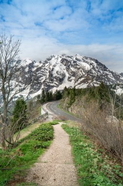 Dağlar ve güneşli hava bulutlu bir gökyüzü ve yürüyüş eğlencesi