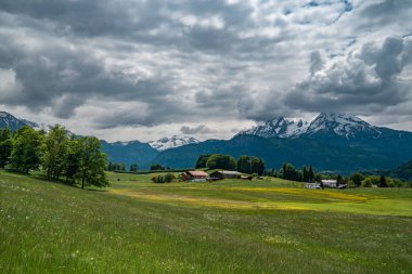 Dağlar ve güneşli hava bulutlu bir gökyüzü ve yürüyüş eğlencesi