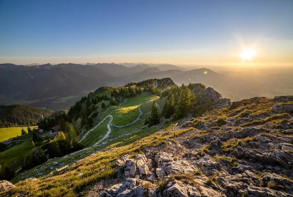 Cima Montaña Floral Día Soleado Con Pequeñas Nubes — Foto de Stock