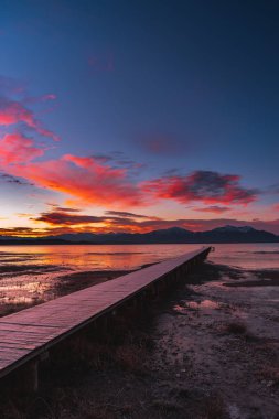 Büyük bir gölde gün doğumu ya da gün batımı