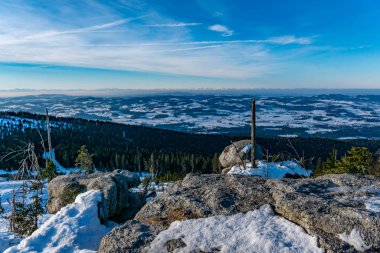 Yürüyüşten sonra dağlarda güneşli bir gün.