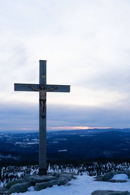 Yürüyüşten sonra dağlarda güneşli bir gün.