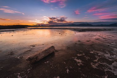 Gölde güzel, parlak bir gün batımı