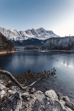 Göl manzaralı dağ manzarası 
