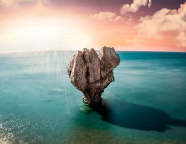 Girit denizinde aydınlatılmış kalp taşı 