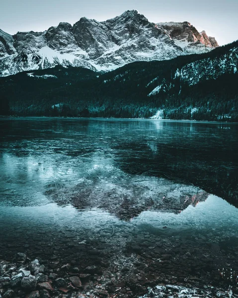 Göl Manzaralı Dağ Manzarası — Stok fotoğraf