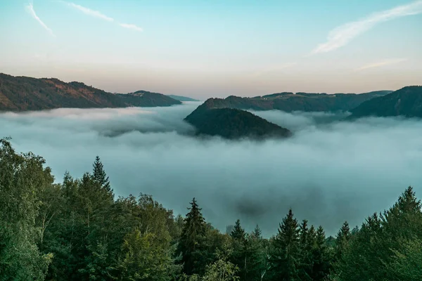 Живописный Вид Горы Окружении Тумана Дневное Время — стоковое фото