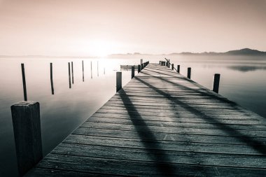 Güzel bir ülkede, göl kenarında gün doğumu.