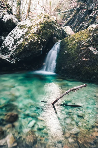 Cascata Nella Foresta Con Acqua Cristallina — Foto Stock