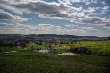 Yeşil çimenli ve bulutlu yaz manzarası