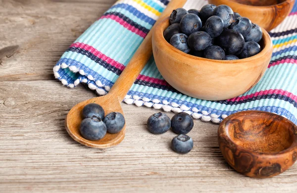 蓝莓浆果仿古木制的桌子上。健康的生活方式概念 — 图库照片